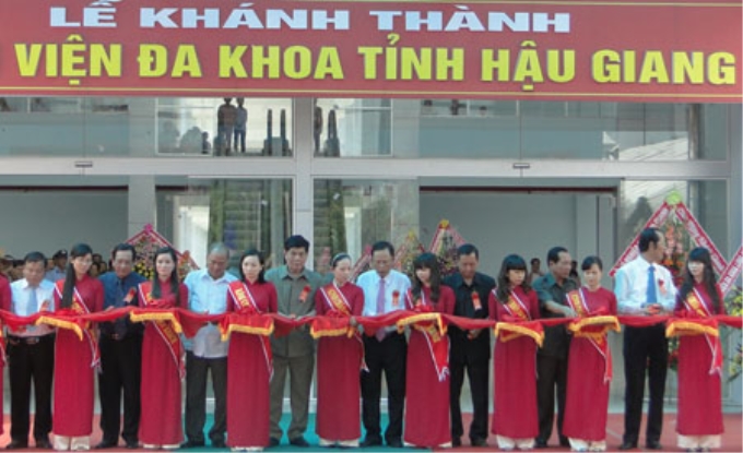 Lãnh đạo cắt băng khánh thành Bệnh viện Đa khoa Hậu Giang